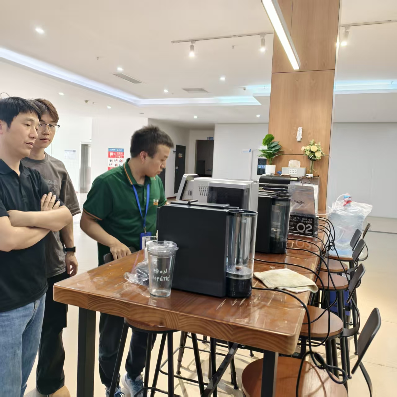 Le directeur général d'Aosom E-COMMERCE INC., Tang, visite Seaver et inspecte la machine à café entièrement automatique SV205 Le directeur général d'Aosom E-COMMERCE INC., Tang, visite Seaver et inspecte la machine à café entièrement automatique SV205
