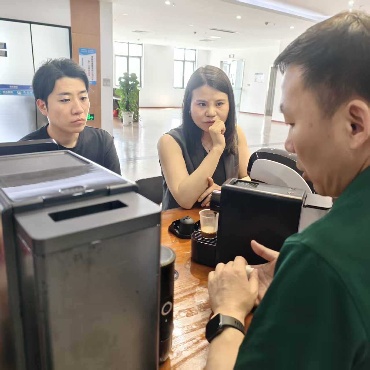 Pourquoi un client japonais a-t-il visité SEAVER pour une machine à café automatique avancée et une cafetière portable ?